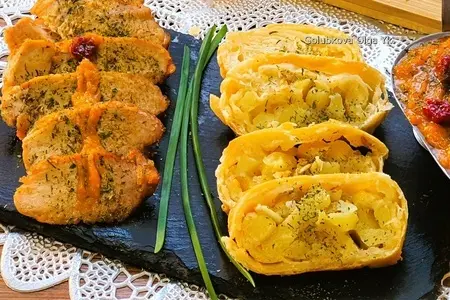 Мясо с брусничным соусом и пирог с картофелем