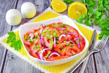 Салат из помидоров и лука