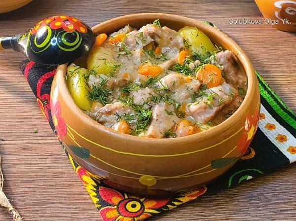 Тушеная картошка с мясом в кастрюле