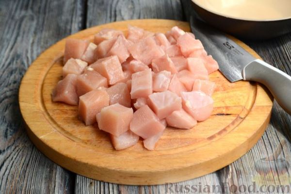 Курица, тушенная в кисло-сладком соусе с болгарским перцем и морковью