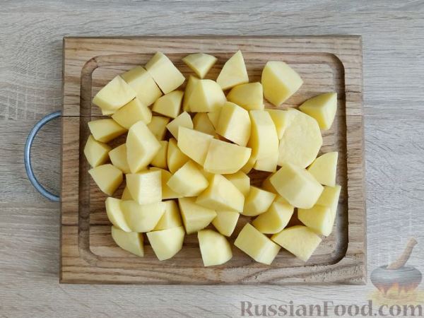 Картошка, запечённая с сосисками, помидорами и сыром
