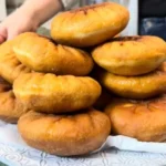 Секрет беляшей без брызг: жарю отверстием вниз, тесто на молоке с водой и маслом. Хрустящая корочка, сочная начинка