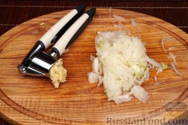 Макароны с фрикадельками в молочном соусе, на сковороде