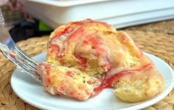 Нежные клубничные булочки на скорую руку: легкий и очень вкусный способ встретить гостей