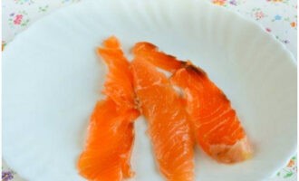 Канапе для фуршета готовится быстро и вкусно. Красную соленую рыбу разделываем на тонкие ломтики, а затем разрезаем их под размер хлебных ломтиков.