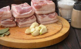 Как приготовить самое вкусное сало в рассоле в домашних условиях? Подготовим необходимые продукты. Сало разделываем на куски. Чеснок очищаем от шелухи.