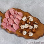 Свинина, тушенная с грибами, в сметанном соусе